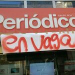 A l'entrada del diari del Grup Zeta els treballadors informen de la vaga foto : Tomeu Ferrer