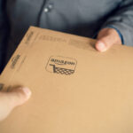 Un empleat d'Amazon entrega paquet a un client