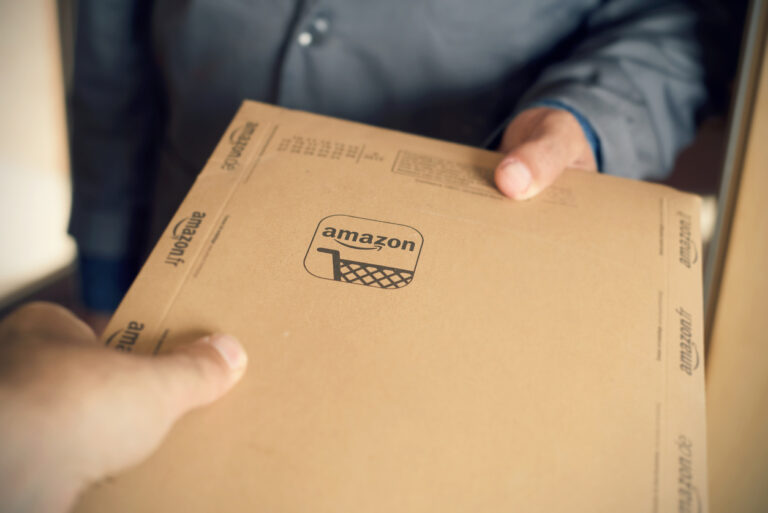 Un empleat d'Amazon entrega paquet a un client