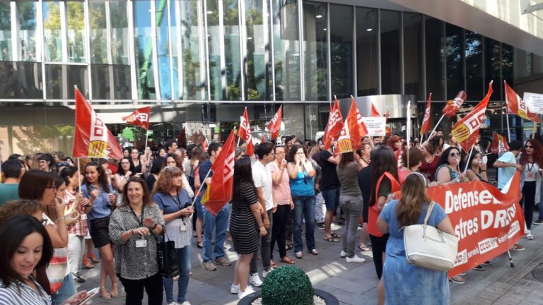 Concentració de treballadors d'Indra contra el trasllat a Sant Joan Despí