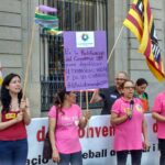 Les treballadores de la llar llegeixen el manifest contra l'empitjorament dels seus drets foto: Tomeu Ferrer