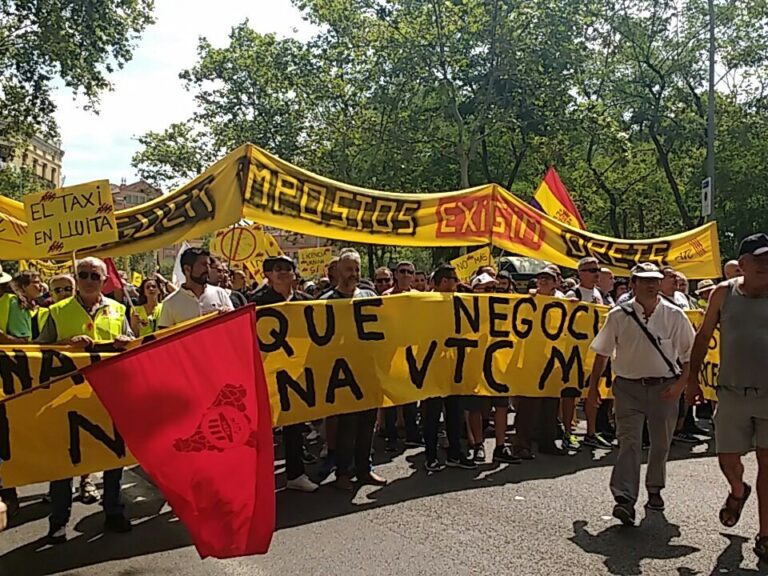 Taxistes en una manifestació contra els VTC foto: Tomeu Ferrer