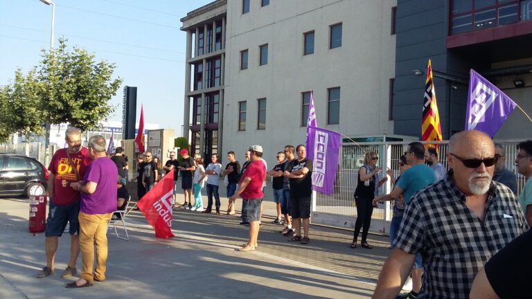 Un piquet informatiu davant d'una empresa a Granollers foto: CCOO Catalunya