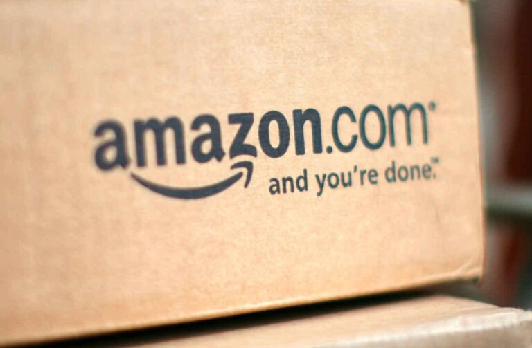 Una caixa de productes de la multinacional del comerç online Amazon