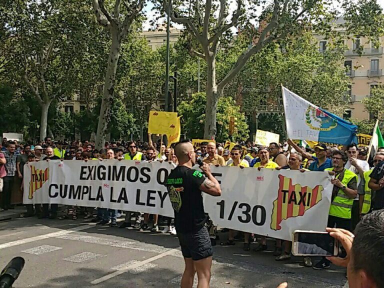 Pancarta unitària de les organitzacions de taxistes a l'inici de la manifestació : foto Tomeu Ferrer