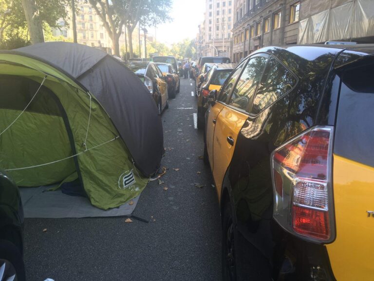 Els taxistes es preparen per una llarga estada a Gran Via, foto: Sonia Calvó