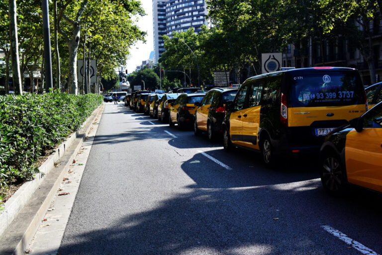 La concentració de taxis deixa circular pels vorals de Gran Via i Passeig de Gràcia. Foto: Tomeu Ferrer