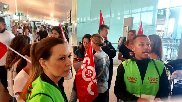 Treballadores i treballadors membres d'USOC en una acció sindical foto: USOC