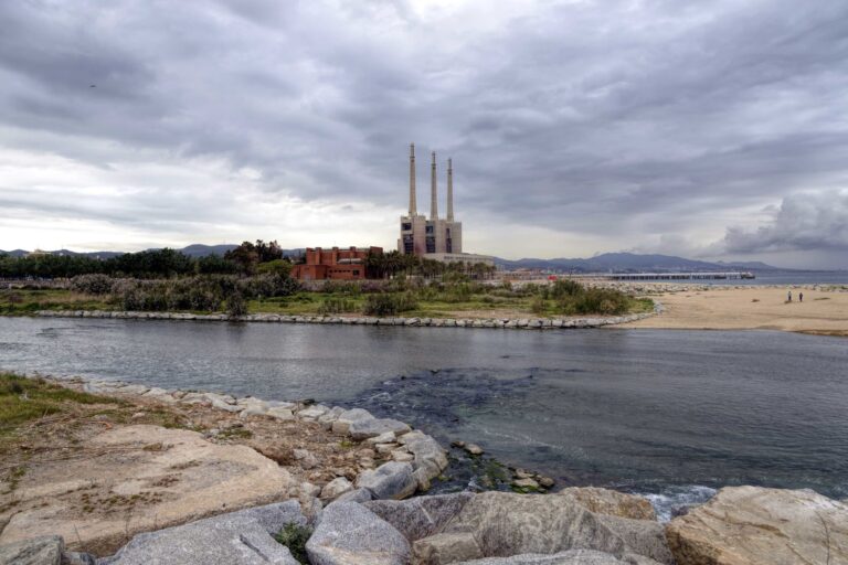 Tres xemeneies de Sant Adria del Besos foto IStock