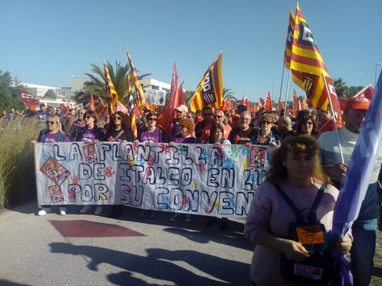 Treballadors i treballadores del tèxtil de Tarragona a la concentració d'Ontinyent foto CCOO