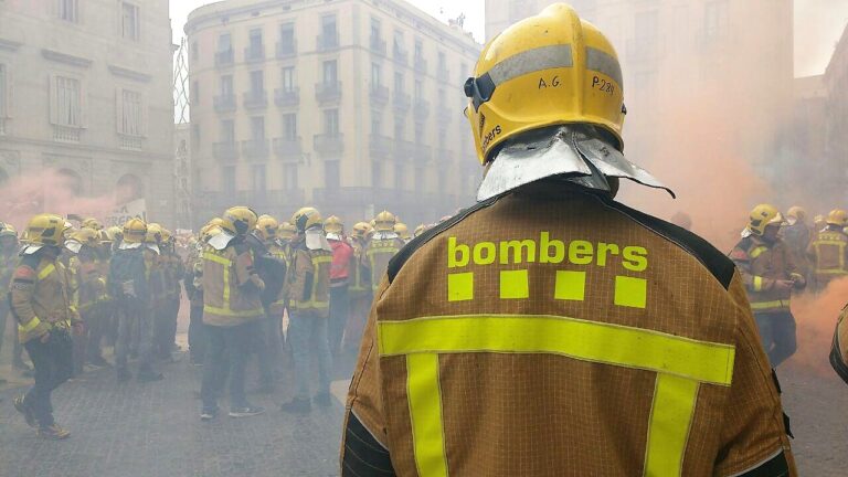 Protesta dels bombers a Plaça de Sant Jaume foto: Tomeu Ferrer