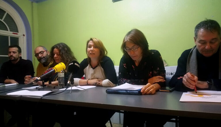 D’esquerra a dreta, Pedro Mercader (CGT), Ramon Font (USTEC), Ingrid Chavarría (CGT), Marina Pérez (USTEC), Lucía Aguilar (ASPEPC) i Xavier Massó (ASPEPC) | Foto: VS