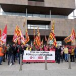 Concentració de vaguistes de Correos davant l'oficina de Tarragona