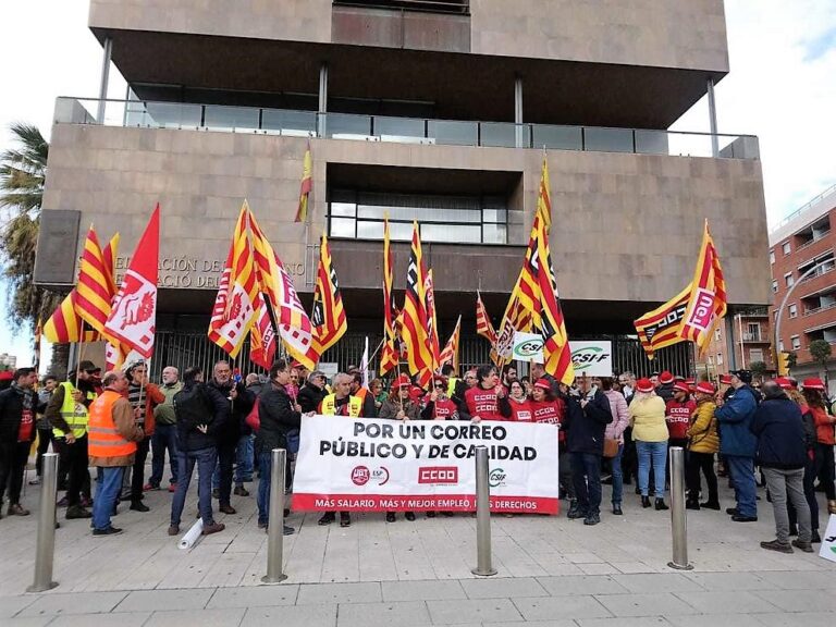 Concentració de vaguistes de Correos davant l'oficina de Tarragona