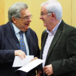 Antoni Siurada, president de la Fundació Ilersis rep el guardó de mans d'Oriol Romance d'ACSA foto ACSA