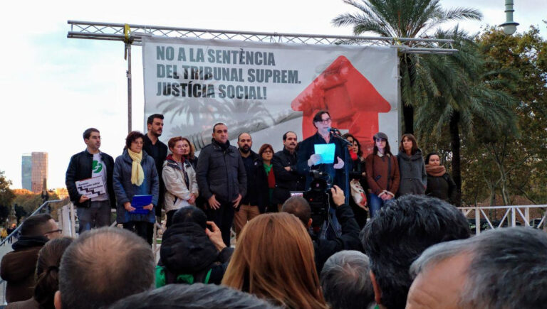 Entitats i sindicats a la protesta davant del Palau de Justícia foto: Tomeu Ferrer