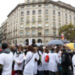 Metges i personal sanitari concentrat a la Gran Via de Barcelona foto: Carla Benito