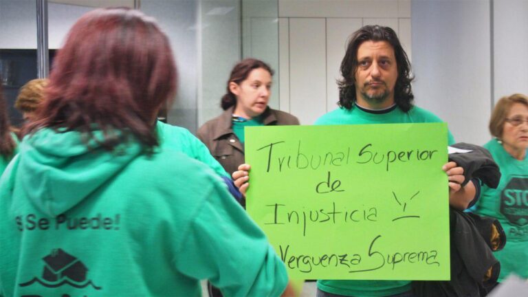 La PAH critica en una concentració, la recent sentència del Tribunal Suprem foto: Sandra Vicente