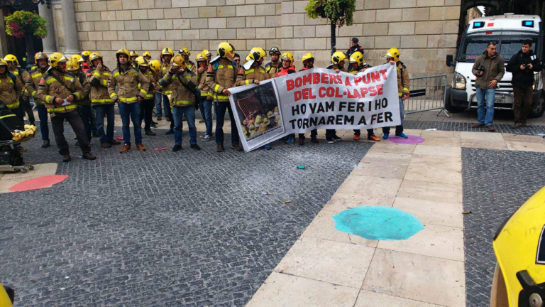 Bombers en la protesta a Plaça de Sant Jaume foto: Tomeu Ferrer