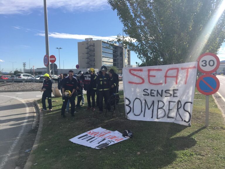 Concentració a la rotonda de control nord de la factoria Seat de Martorell foto: USBEC