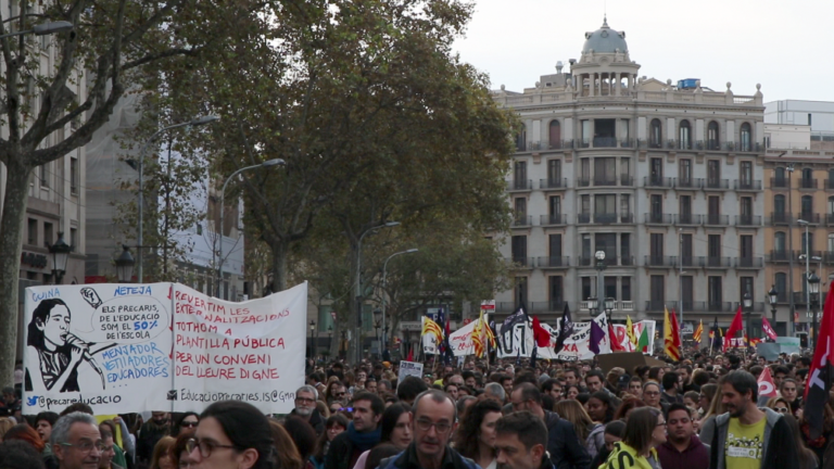 Imatge de la manifestació de docents, sanitaris, estudiants i treballadors públics a Plaça de la Universiat foto : Victòria Oliveres