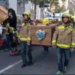 Capçalera de manifestació de bombers amb el taüt simbòlic que representa el Cos foto Tomeu Ferrer
