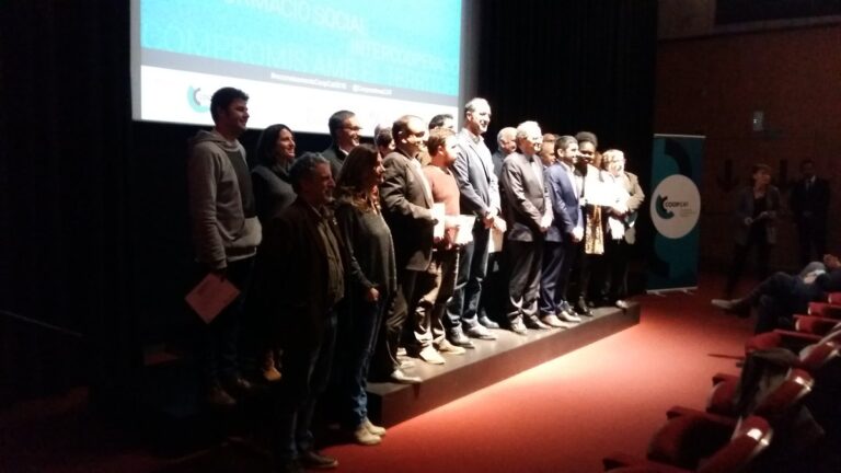 Foto dels premiats amb els representants de la Generalitat foto: Confederació de Cooperatives