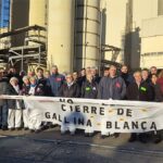 Treballadors de Gallina Blanca a la porta de la fàbrica foto: CCOO