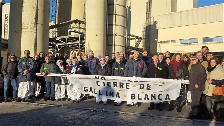 Treballadors de Gallina Blanca a la porta de la fàbrica foto: CCOO