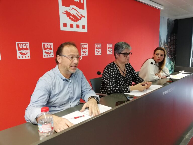 Al centre, Enriqueta Duran, de la UGT de Catalunya foto: UGT