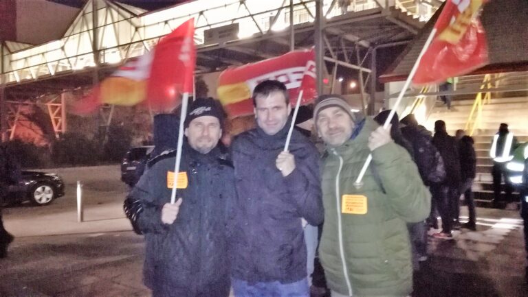 Treballadors del metall fent piquet a les portes de Seat en la vaga de SLM foto: CCOO