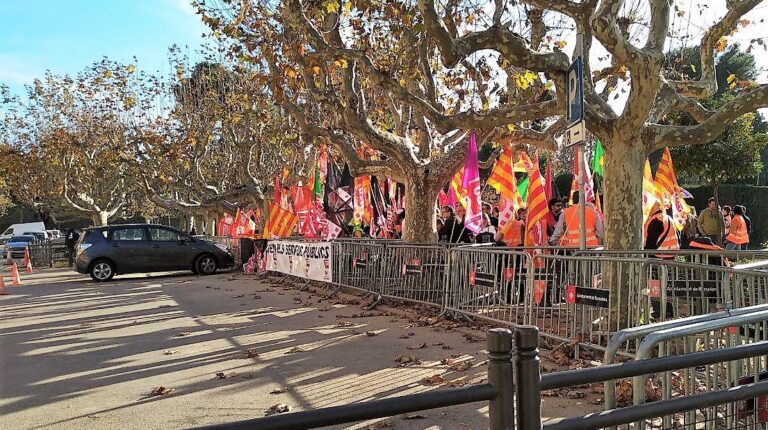 Els funcionaris en una concentració davant del Parlament foto: Tomeu Ferrer