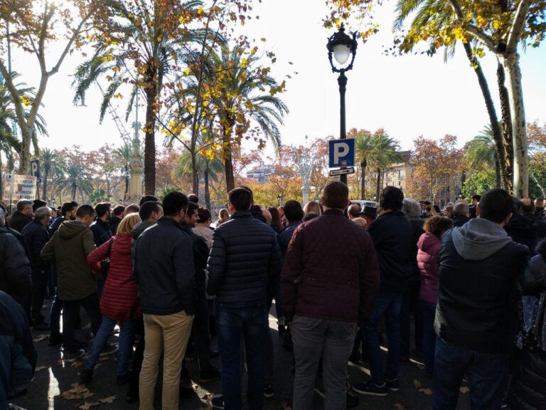 Concentració de treballadors d'Endesa a prop de la seu històrica a Arc de Triomf foto: Tomeu Ferrer