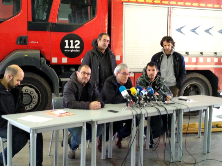 Roda de premsa amb el sergent de bombers de Badalona que va comandar l'extinció de l'incendi de Sant Roc foto: Tomeu Ferrer