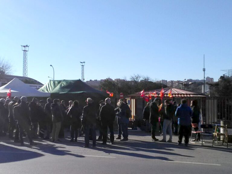 Concentració de treballadors i bveïns de Santa Coloma de Gramenet el dia de reis a les portes de la fàbrica foto: SOM Gramenet