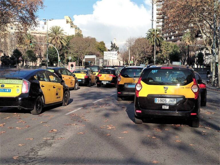 Els taxis ocupen la part central de la Gran Via a l'espera d'un acordf amb la Generalitat foto Tomeu Ferrer