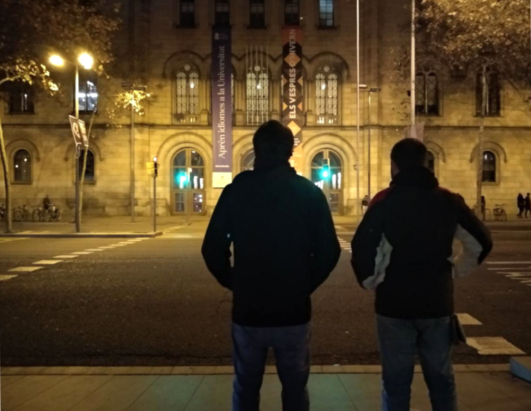 Els dos estudiants denunciants davant la seu històrica de la UB foto: Tomeu Ferrer