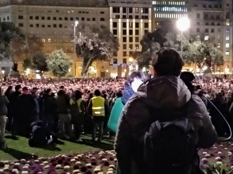 Diverses televisions feien connexions en directe mentre els taxistes votaven a plaça de Catalunya foto Tomeu Ferrer