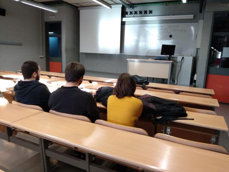 Tres dels participants a l'assemblea de becaris de les universitats de Barcelona i Pompeu Fabra foto: Tomeu Ferrer