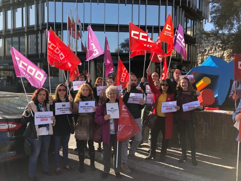 Treballadores i treballadors de Caixabank treuen al carrer el seu malestar foto: CCOO