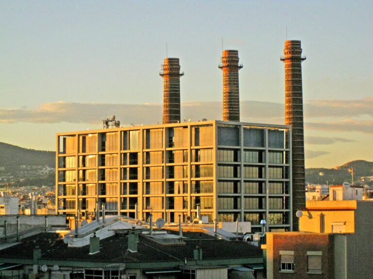 Edifici de les Tres xemeneies una de les plantes productores d'energia que tenia la Canadenca foto: Wkimedia