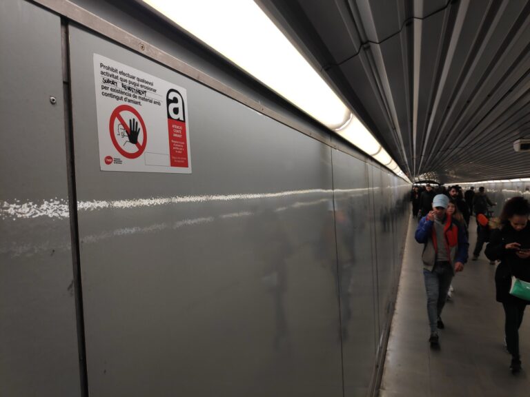 Etiquetes que alerten d'aparició d'amiant foto: CGT metro