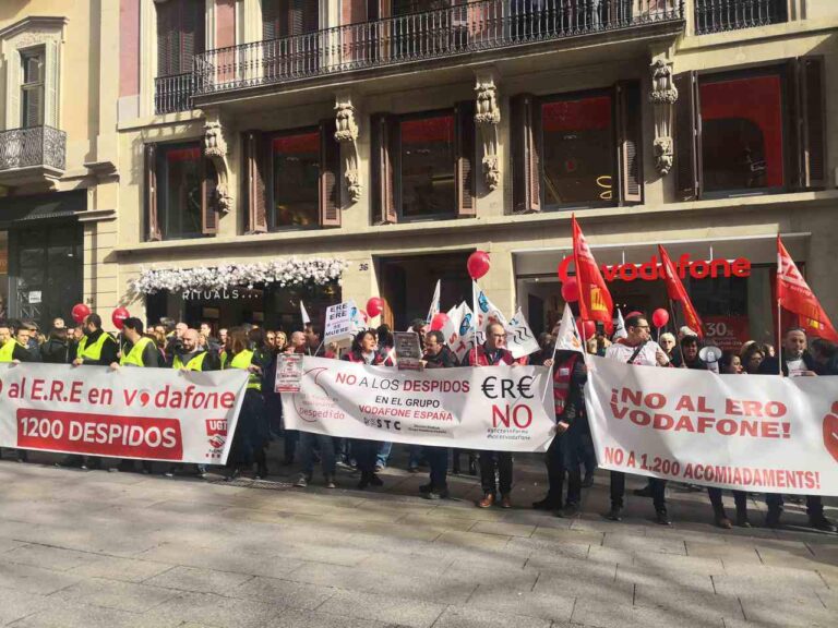 Concentració de treballadors de Vodafone davant la seu de l'empresa a Barcelona foto: Miguel Ángel Mateos