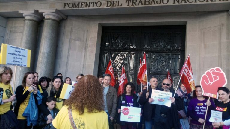 Concentració de treballadores i treballadors d'escoles bressol davant Foment del Treball foto: VS