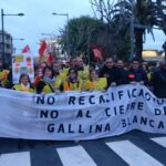 Capçalera de la manifestació ciutadana a Sant Joan Despí contra el tancament de Gallina Blanca foto CCOO