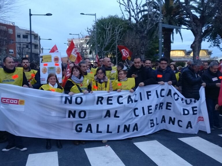 Capçalera de la manifestació ciutadana a Sant Joan Despí contra el tancament de Gallina Blanca foto CCOO