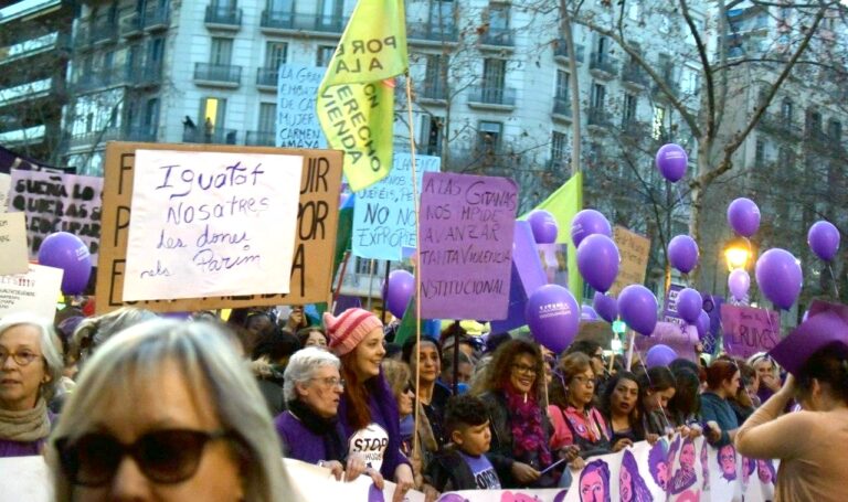 capçalera de la marxa de la tarda amb col·lectius de dones en lluita foto: TF