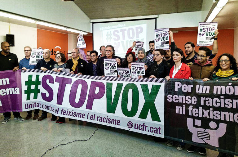 Foto de familia dels convocants a la manifestació Anti Vox