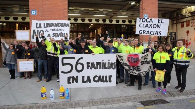 Concentració davant de la seu de la Antigua Lavandera a Sant Adrià de Besòs foto: CCOO