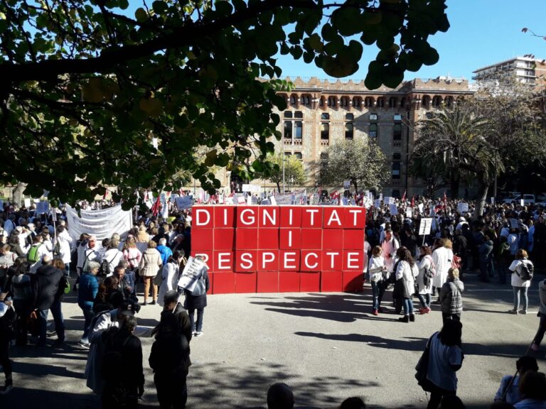 Concentració a les portes del Departament de Salut durant el segon dia de vaga / MC